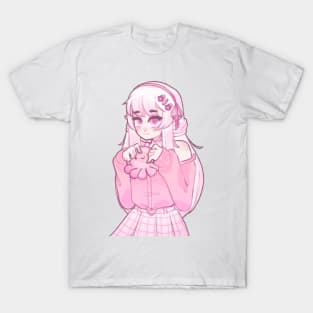 Cute anime girl holding a squid plushies <3 T-Shirt